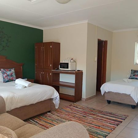 Villa De La Rosa Klerksdorp Buitenkant foto