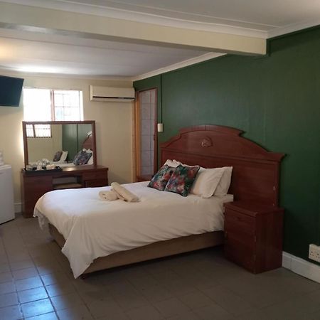 Villa De La Rosa Klerksdorp Buitenkant foto