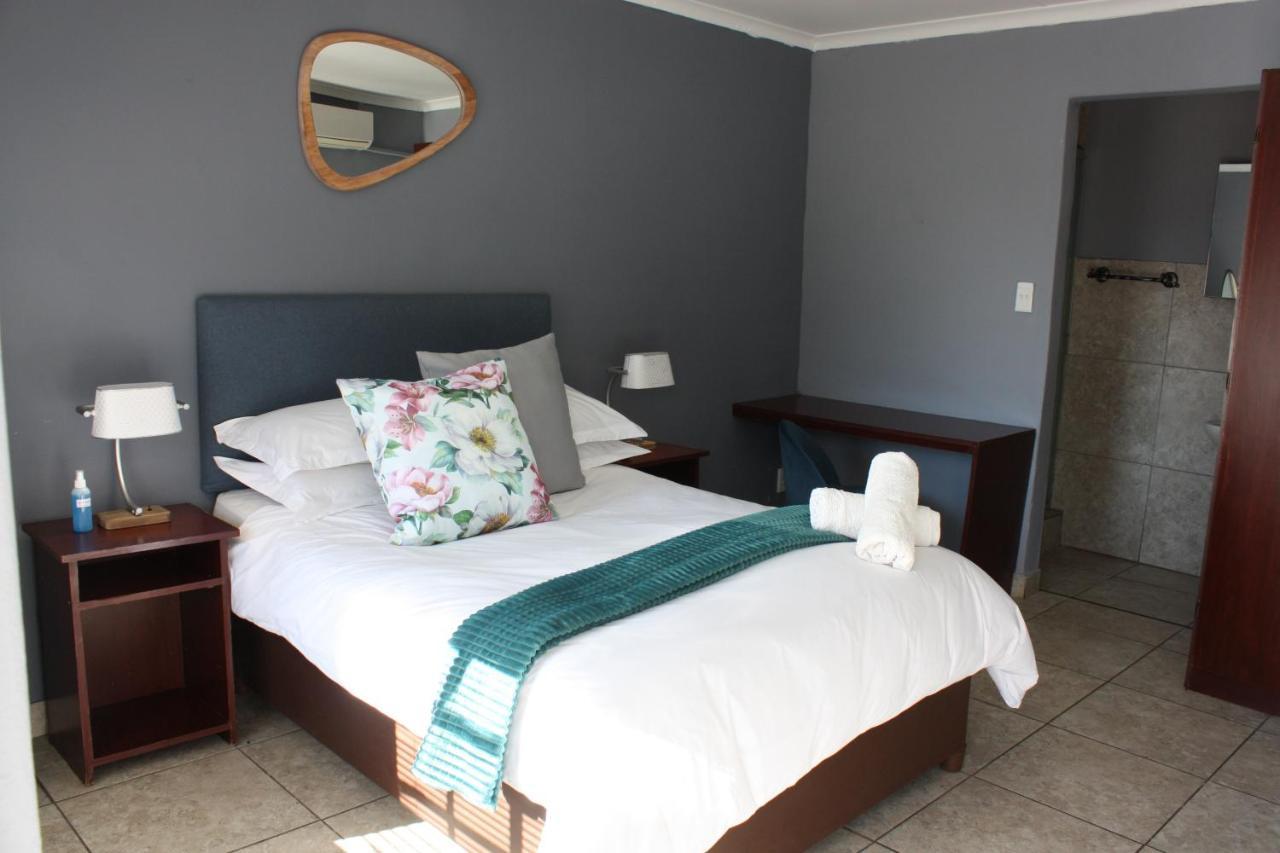 Villa De La Rosa Klerksdorp Buitenkant foto