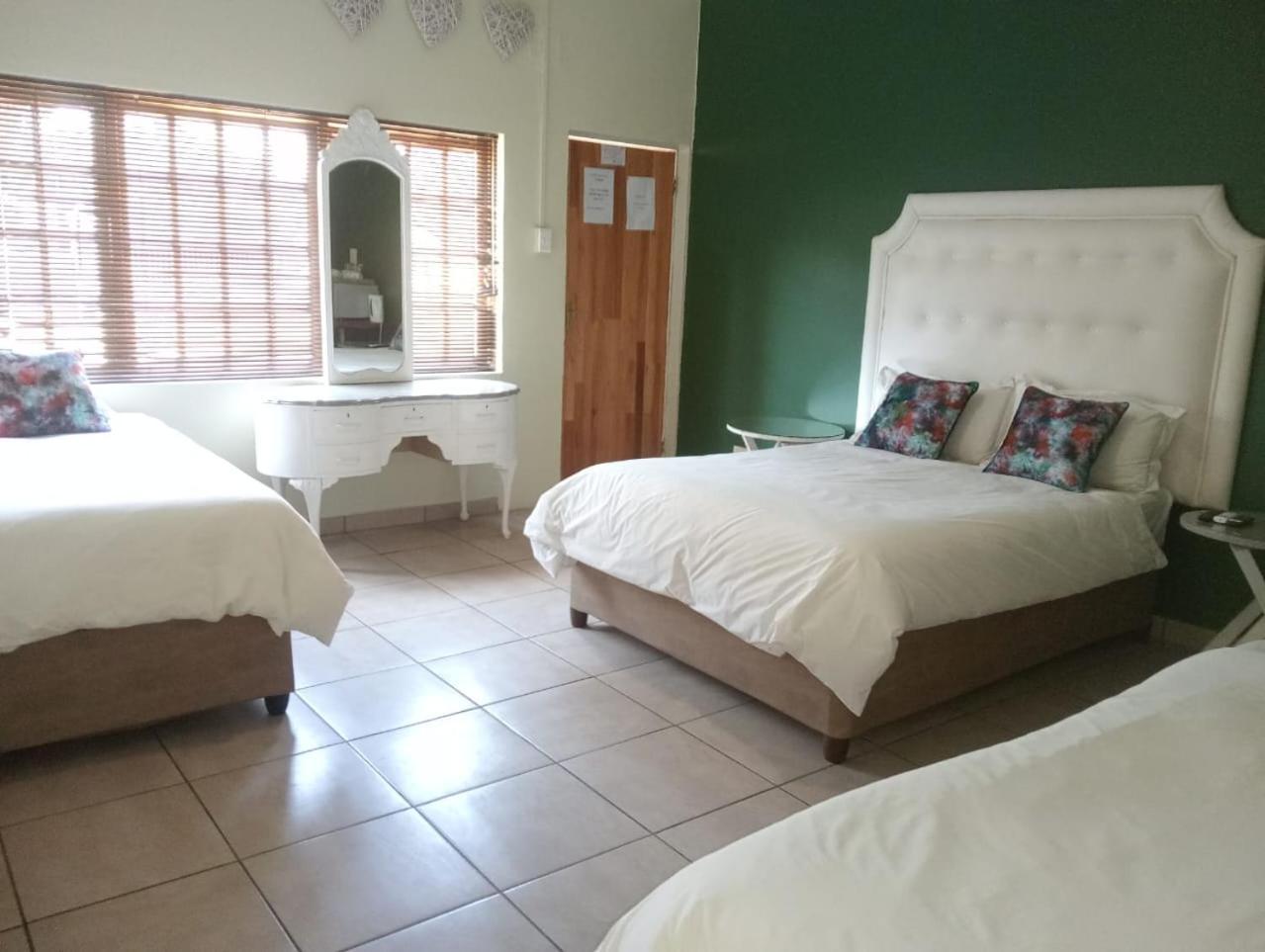 Villa De La Rosa Klerksdorp Buitenkant foto