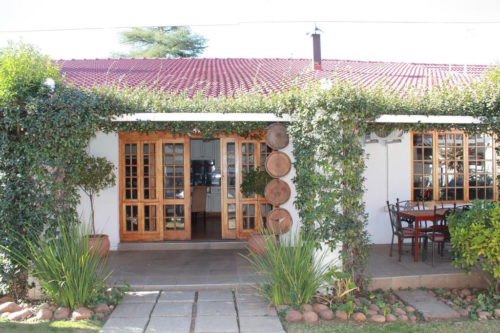 Villa De La Rosa Klerksdorp Buitenkant foto