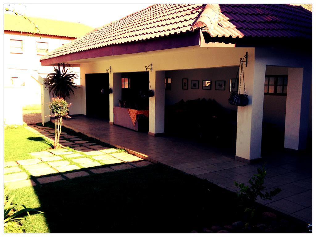 Villa De La Rosa Klerksdorp Buitenkant foto