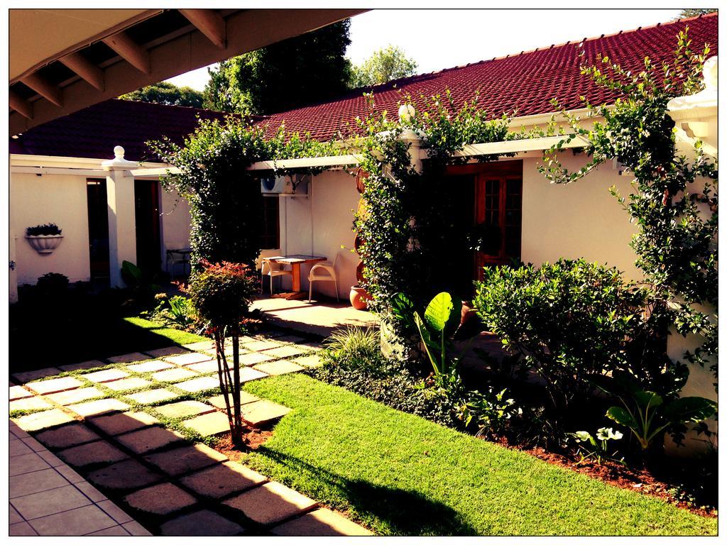 Villa De La Rosa Klerksdorp Buitenkant foto
