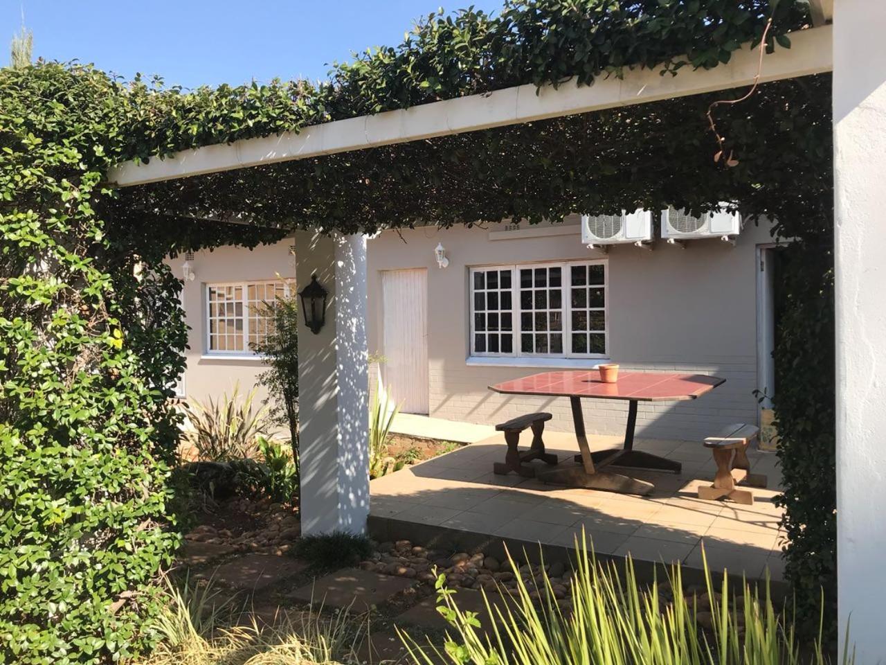 Villa De La Rosa Klerksdorp Buitenkant foto