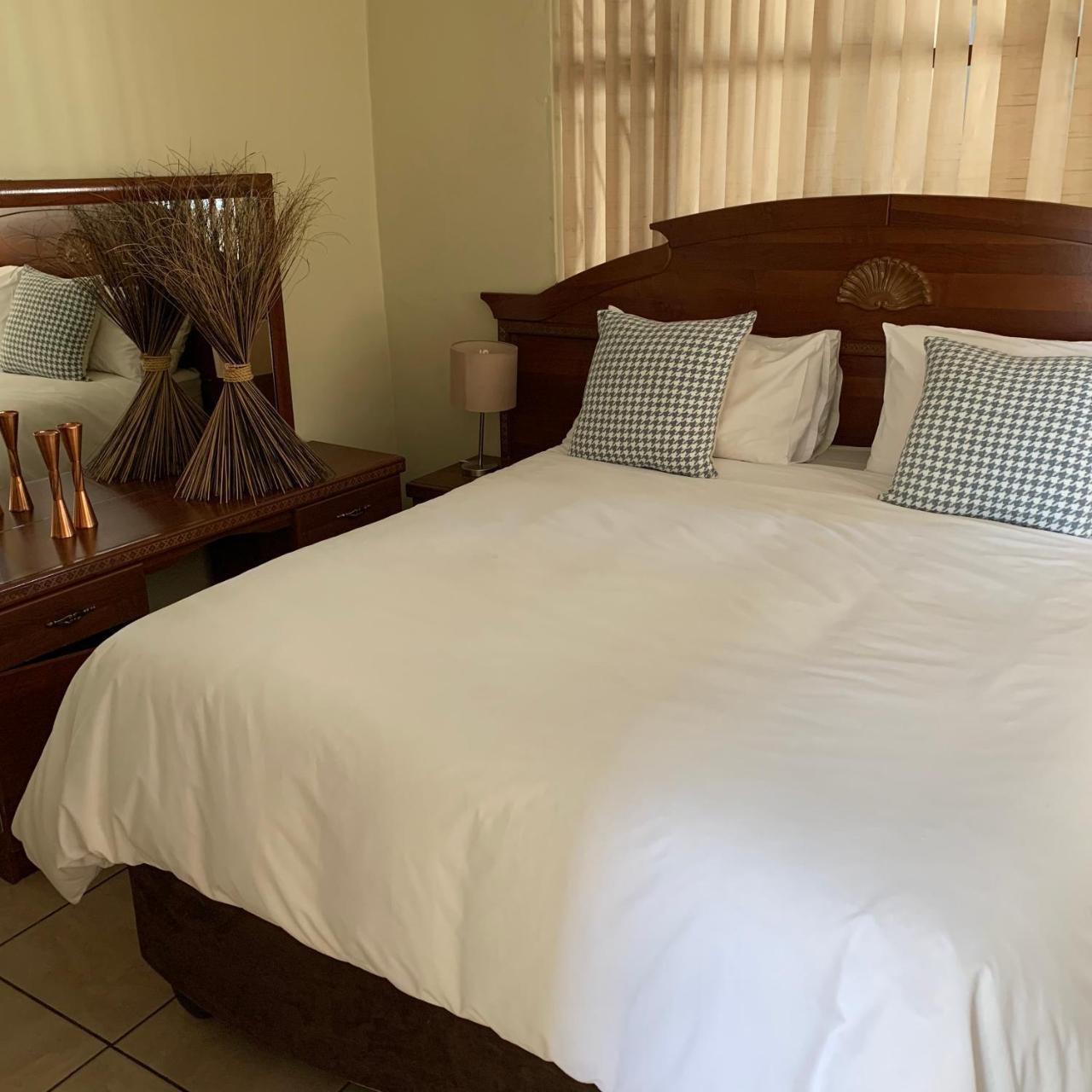 Villa De La Rosa Klerksdorp Buitenkant foto